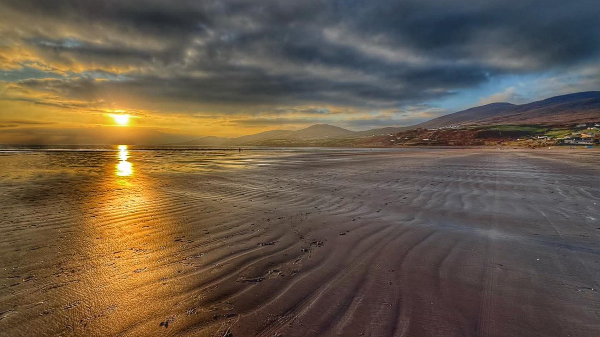 ThisIsIreland3's tweet photo. Autumn sunset on Inch, absolutely beautiful 🌅💚

📍Co. Kerry, Ireland ☘️ 

📸 @wildatlanticway 

#Wildatlanticway #Inchbeach #Ireland #Kerry #Sunset #Autumn https://t.co/hcLsC7t0dw