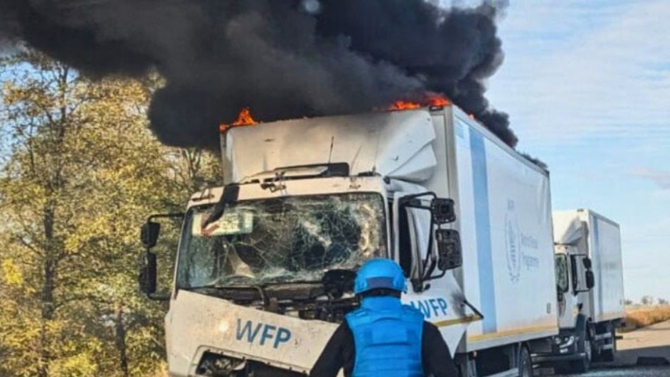 Ruské drony dnes zasáhly zřetelně označený konvoj OSN, který vezl humanitární pomoc do válkou zničeného města na frontové linii na jihu Ukrajiny. Náklad obsahoval hygienické potřeby, léky a materiál pro nouzové přístřeší. Humanitární pracovníci naštěstí nebyli zraněni, ale 1/2