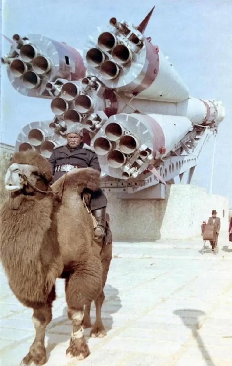 ExplorerMoment's tweet image. A man poses in front of the Soyuz rocket monument, Baikonur, Kazakh SSR, 1980s