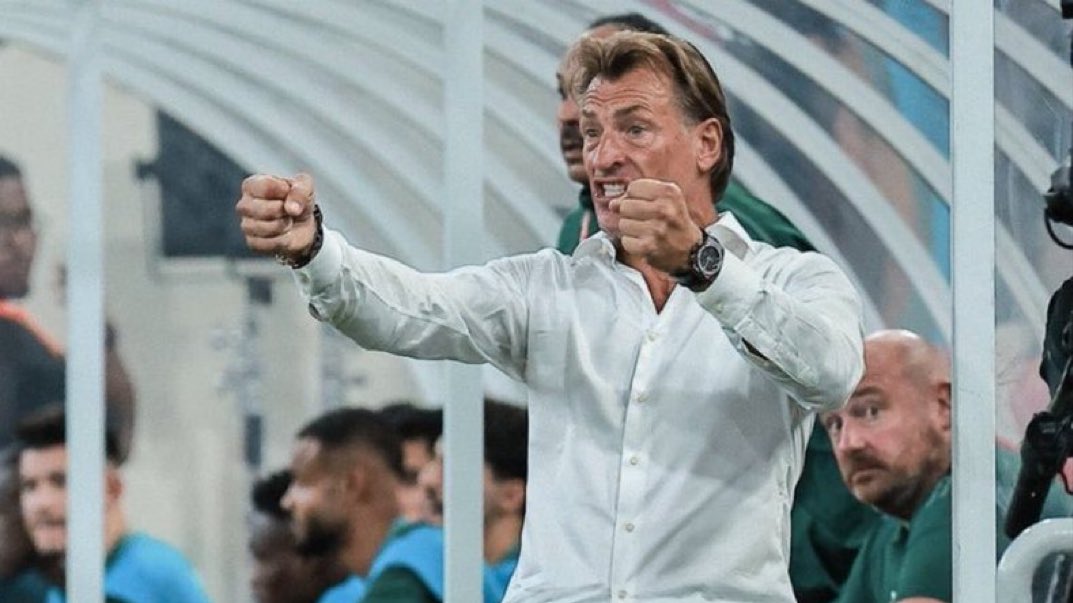 انقذ المنتخب من كارثه ارتكبها المسحل بتعيين مانشيني كادت ان تبعدنا عن كأس العالم في ظل المشروع الرياضي الضخم 
احبه كثيراً لانه يعي ويدرك كيفية التعامل مع اللاعب السعودي 💚🇸🇦