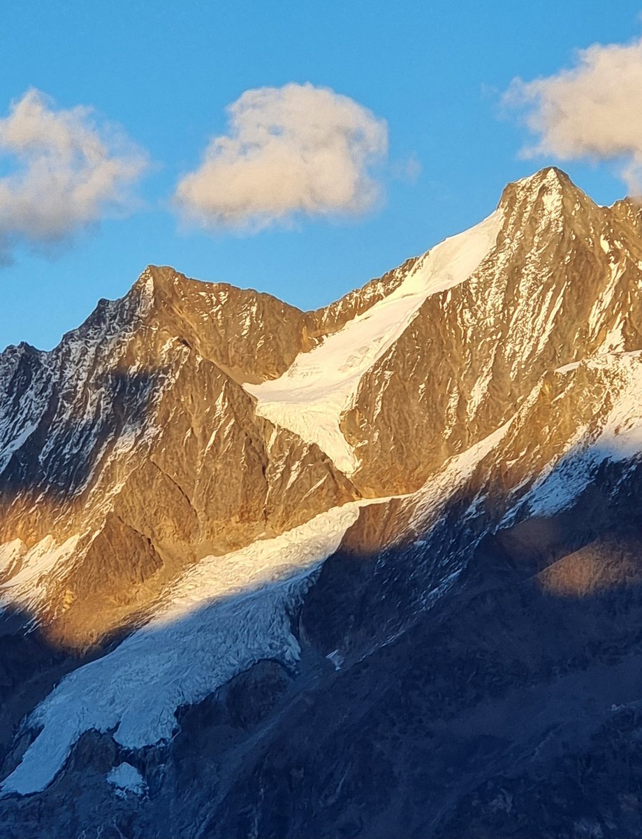 subfossilguy's tweet image. Hobarg Glacier and Hobarghorn (4218 m) tonight! 🥰
