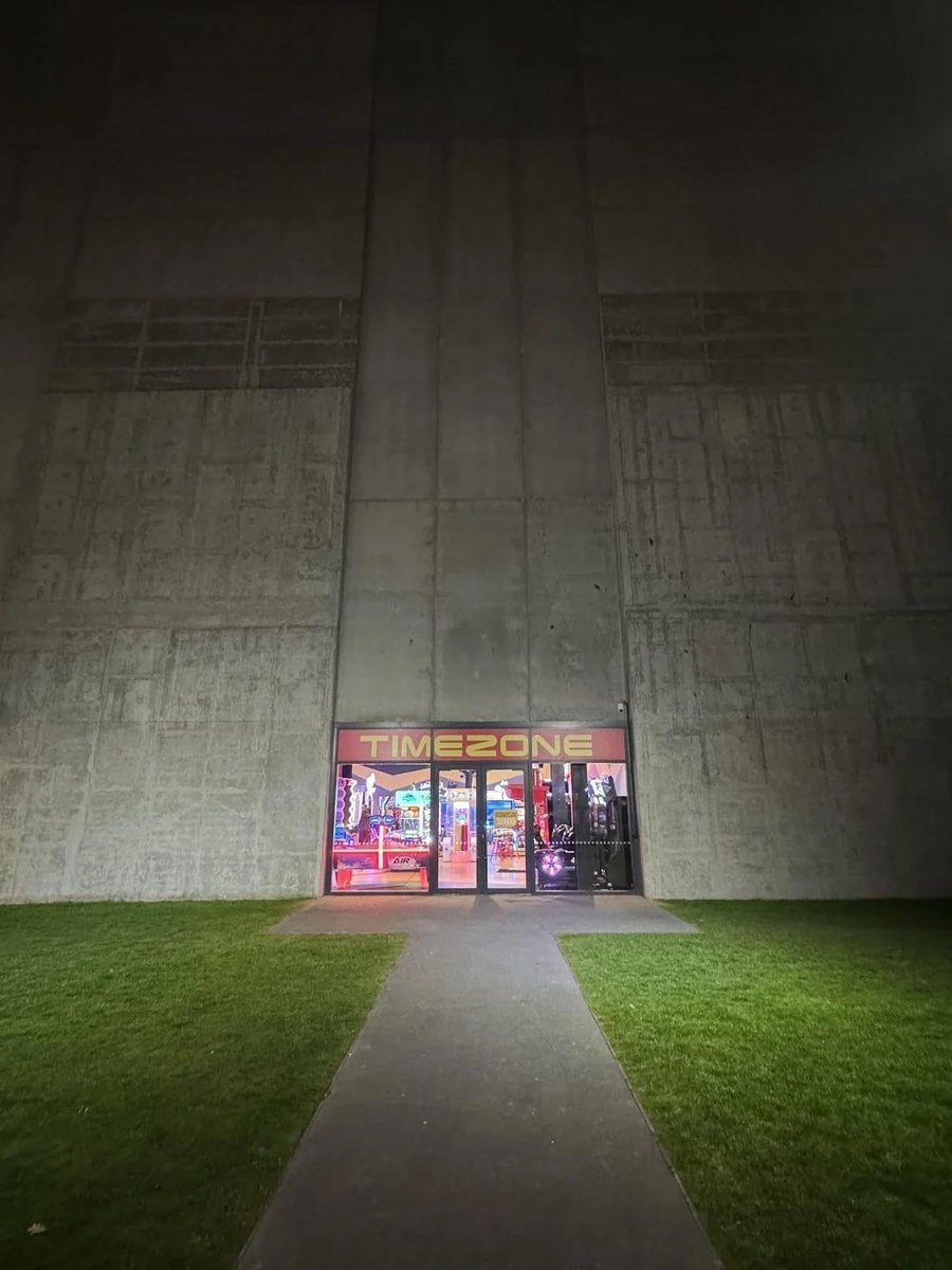 Rather_Drawn's tweet photo. You are lost in the concrete jungle, trust not the brutal fae glamour. https://t.co/M7b5uV48pX