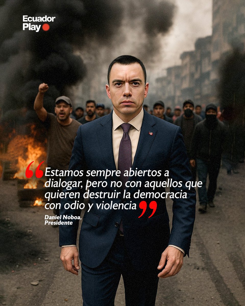 EcuadorPlay's tweet photo. 💬 Durante un evento en Daule, el Presidente Daniel Noboa reiteró su postura frente al paro nacional y señaló que el Gobierno mantiene su disposición al diálogo, pero únicamente con quienes “quieren trabajar” y buscan soluciones, no con quienes “pretenden destruir la democracia”.

🔴 Asimismo, enfatizó que “la gente quiere trabajar, la gente no quiere paro”. Hasta las 13:00, se registraron 43 personas detenidas en Otavalo tras los enfrentamientos entre manifestantes y las fuerzas del orden que escoltaban un convoy humanitario. Por su parte, el Gobierno anunció el despliegue de 5.000 uniformados adicionales para reabrir las carreteras bloqueadas en Imbabura.
