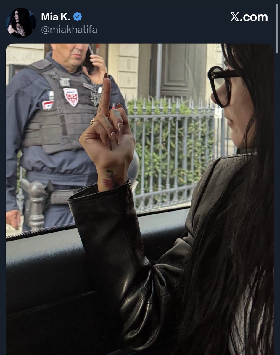 mvalet_officiel's tweet image. Voir cette ex-actrice porno faire un doigt d’honneur à un CRS, derrière la vitre d’une voiture en marche, quelle lâcheté 😤 !

Cette Américaine ne ferait jamais ça aux States 🇺🇸.

La France, tu la respectes, sinon tu n’y remets plus les pieds !

On a assez de cas soc’ chez nous !