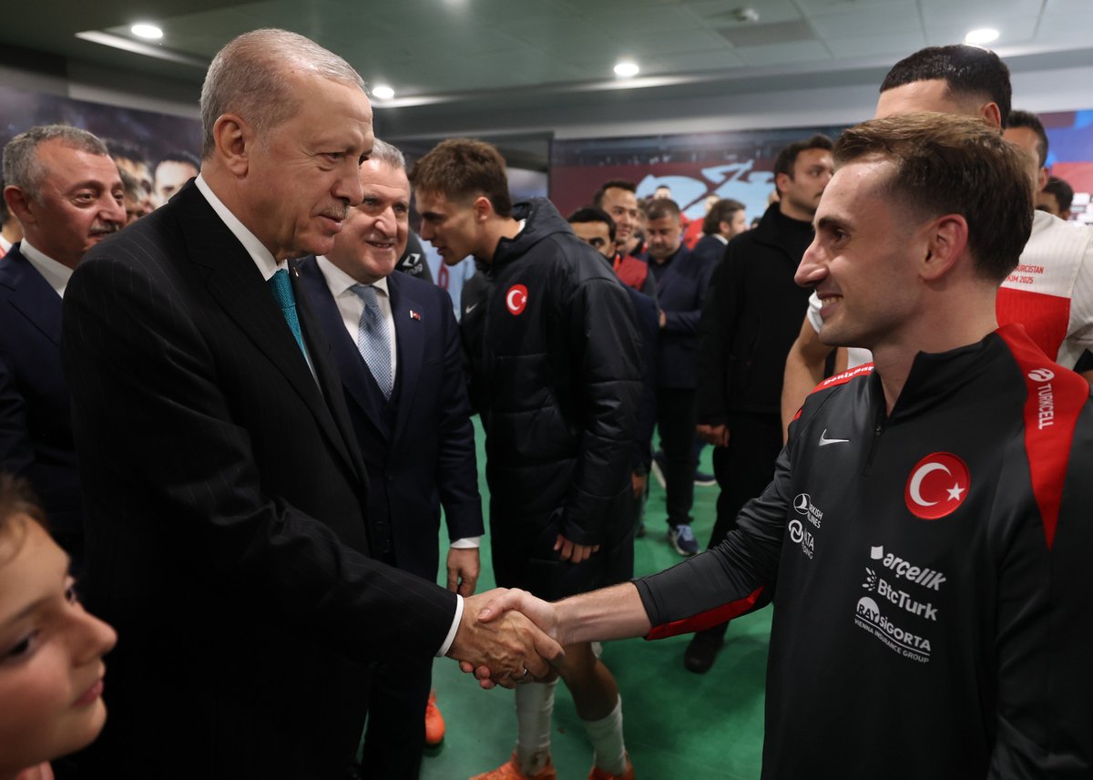 Erdoğan Dijital Medya (@rtedijital) on Twitter photo Cumhurbaşkanımız <a href="/RTErdogan/">Recep Tayyip Erdoğan</a>, Kocaeli Stadyumu'nda oynanan Türkiye-Gürcistan maçının ardından Türkiye A Millî Futbol Takımı oyuncularını ve teknik heyetini tebrik etti. Cumhurbaşkanımız <a href="/RTErdogan/">Recep Tayyip Erdoğan</a>, Kocaeli Stadyumu'nda oynanan Türkiye-Gürcistan maçının ardından Türkiye A Millî Futbol Takımı oyuncularını ve teknik heyetini tebrik etti.