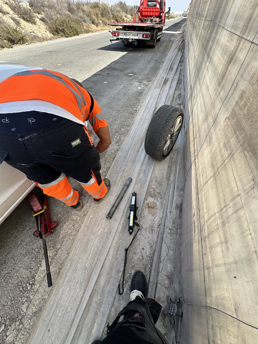 clonazepapi's tweet photo. Camino a la autovía me ha reventado la rueda del coche por 4 sitios distintos Thank god q me ha pasado a 30 y no a 120 todavía no es mi hora supongo https://t.co/8lmVimhYog
