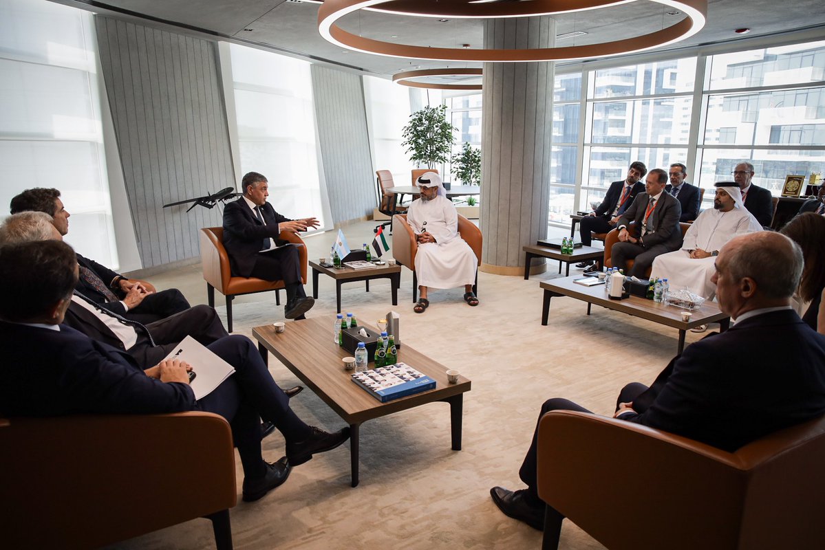 Durante la visita oficial a los Emiratos Árabes Unidos, mantuvimos encuentros con referentes del sector privado.

Nos reunimos con Edge Group, Ethara, Mubadala y Eagle Hills, líderes clave de Abu Dhabi en materia de innovación e infraestructura con el objetivo de atraer