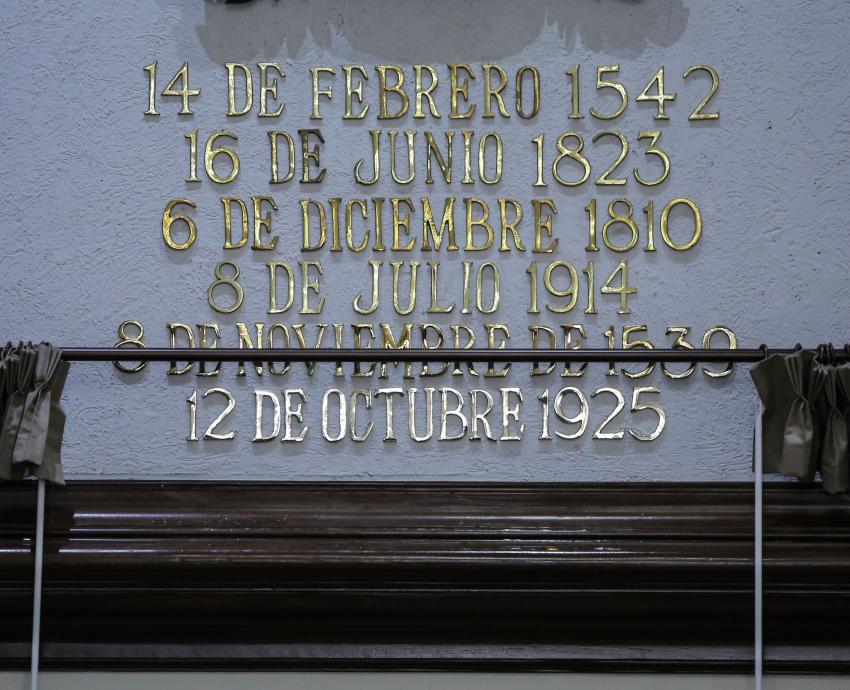 🏛️ El 12 de octubre de 1925, fecha de refundación de la #UdeG, quedó inscrita en letras doradas en el Muro de Honor del Salón de Sesiones del <a href="/GuadalajaraGob/">Gobierno de Guadalajara</a>.

Conoce más sobre esta iniciativa aquí: 🔗 url.udg.mx/a0D59