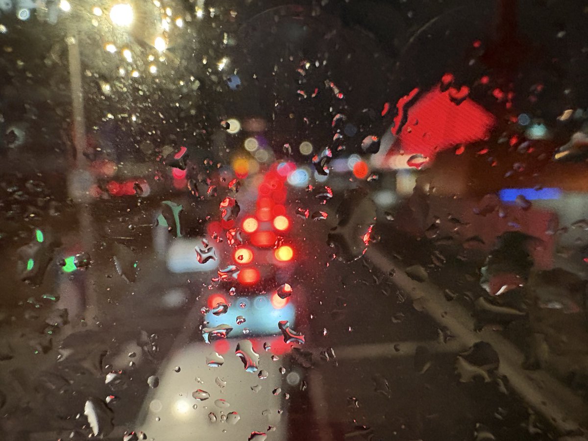 On a bus on John Rogersons Quay. Too many people brought their cars to Lansdowne and the Gesnd Canal theatre &amp; the Gardaí have no notion of helping traffic flow. Some merc driver just pulled out and drove off down the wrong side🤣🤣