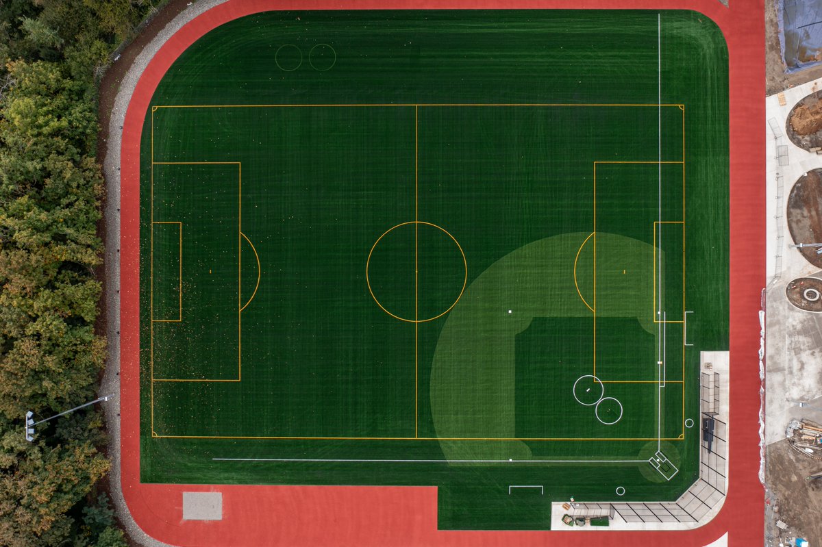 RobCon_Co's tweet image. Progress at Lake Oswego Middle School is looking sharp! 🏫

Landscaping is underway, the athletic field is finished, paving just wrapped, and track striping is next. 

#LakeOswegoMiddleSchool #TeamRobcon #ConstructionUpdate #OregonBuilds #SchoolConstruction #RobinsonConstruction