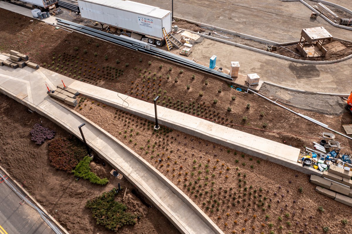 RobCon_Co's tweet image. Progress at Lake Oswego Middle School is looking sharp! 🏫

Landscaping is underway, the athletic field is finished, paving just wrapped, and track striping is next. 

#LakeOswegoMiddleSchool #TeamRobcon #ConstructionUpdate #OregonBuilds #SchoolConstruction #RobinsonConstruction