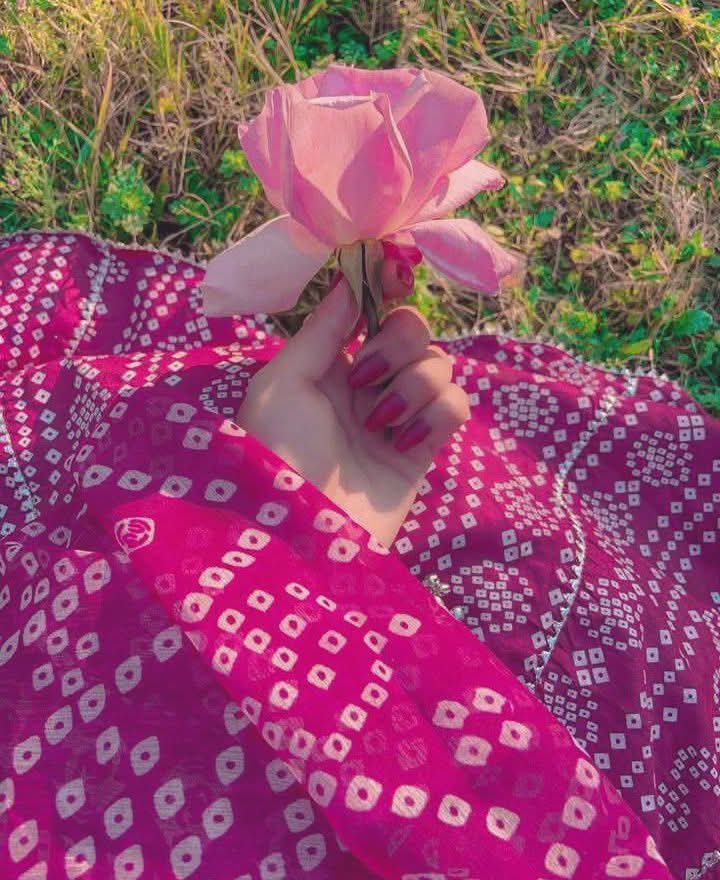 میں وہ گُل ہوں جو مہکتا ہے سرِ شاخ حیات
کیوں کوئی اپنے گریباں میں سجا لے مُجھ کو🖤🍷

                                  #قومی_زبان