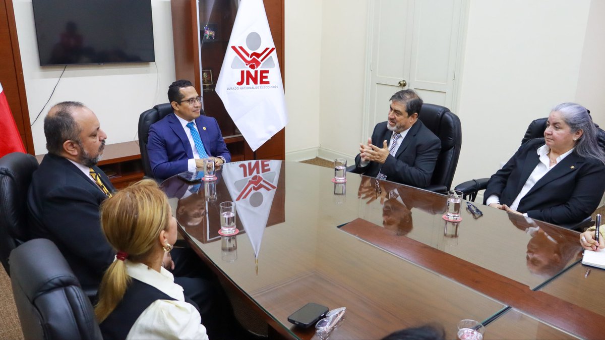 📢 🔵#NotaDePrensa | CAL SE CONVERTIRÁ EN ALIADO ESTRATÉGICO DEL JNE EN LA “LIGA DE LA DEMOCRACIA” PARA PROMOVER EL VOTO INFORMADO Y LA DEFENSA DEL PROCESO ELECTORAL

El Decano del Colegio de Abogados de Lima (CAL), Dr. Raúl Canelo Rabanal y la Dra. Milagros Terry Gamarra,