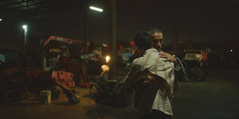 #EnElCamino es un road movie de traileros lleno de violencia, ultraerotizado y con luces intensas que sirven para sumirnos en las realidades de sus protagonistas. Vibrante y lleno de tensión, con una puesta en cámara genial. Víctor Prieto y Osvaldo Sánchez hacen una dupla inmensa