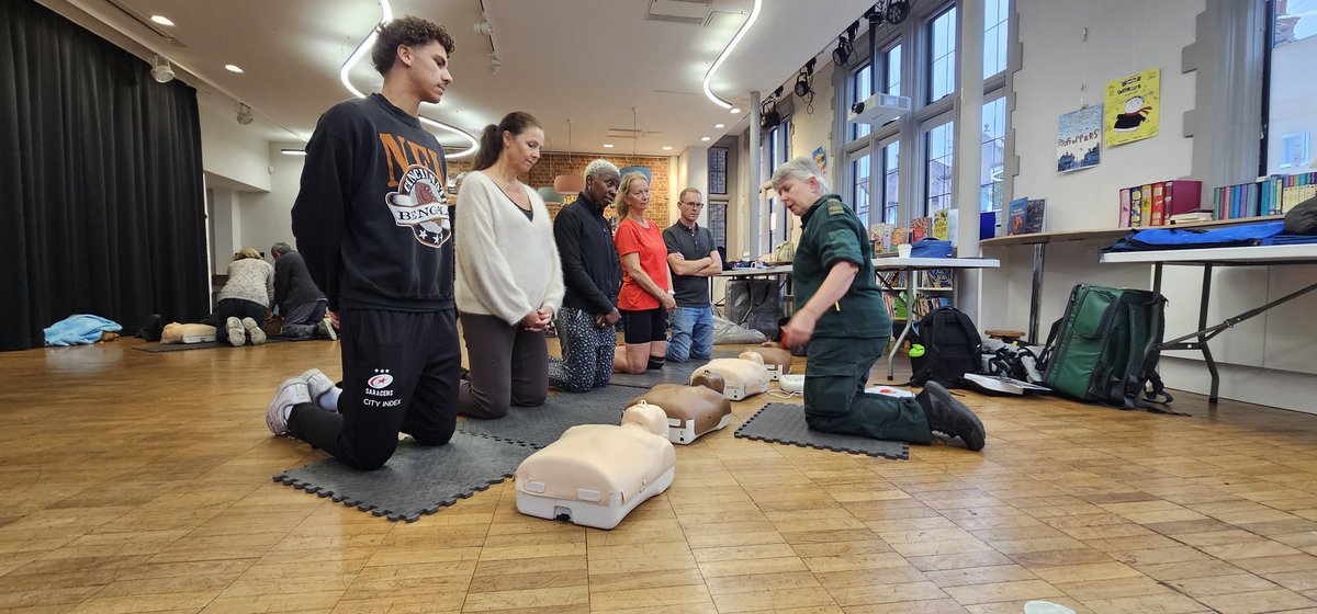 Fantastic work by the <a href="/Ldn_Ambulance/">London Ambulance Service</a> team at @kensal_rise_library today, training 89 more of us in CPR! We now need more 24/7-available defibs in Kensal Green &amp; Queens Park - donate here before the fundraise closes on Thurs: bit.ly/libraryCPR 🙏♥️