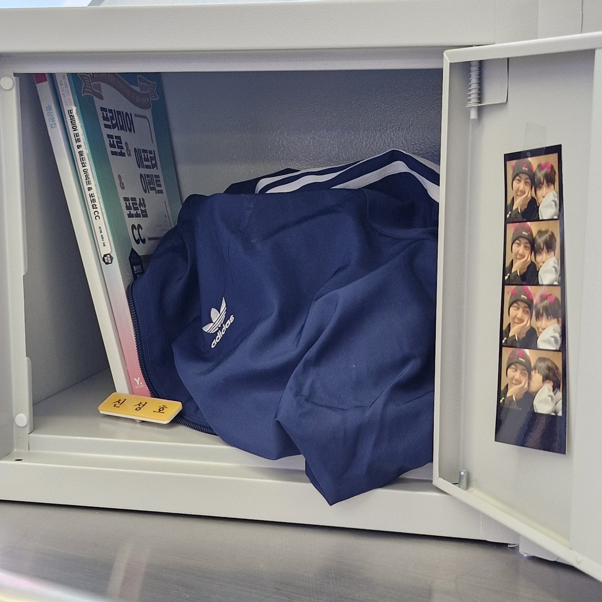 준성선배랑 성호랑 사귄다고해서 주말에 등교했는데 증거도 찾고 선물도 이만큼이나 많이 받았자나❕️오랜만에 만난 칭구들, 새로인사한 칭구들 모두 방가웠긔😍 준비해준 선도부 칭구들 고마워😘 담에 또보자 꺅-!
#high_school_scandal
#헐_준성선배랑_성호랑_사귄대
#Junseongho #준성호 #준성호네