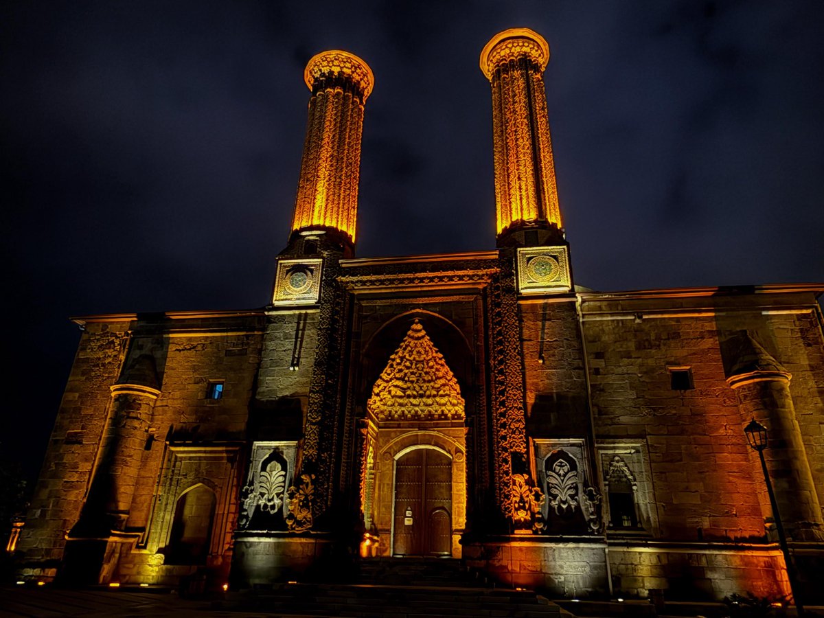 Göklere direklenir Çifte Minareler,
Erzurum ‘daki Tebriz Kapısı ‘nda…