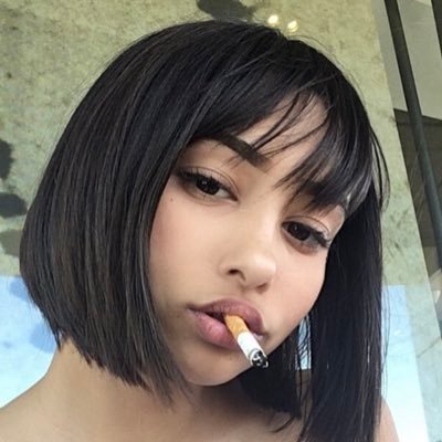 Yo: un trapero con problemas de ira y de drogas.

Ella: una minion k pago mi clausula de solteros fc