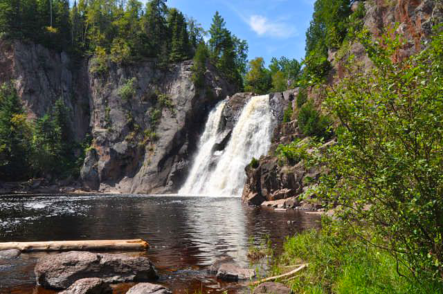 geologyBits's tweet photo. 🟥 ⛏️ The Devil’s Kettle
a mesmerizing geological oddity in Minnesota’s Judge C.R. Magney State Park along the Brule River, features a dramatic bifurcation where the river splits over a resistant rhyolite outcrop.
❤️ 🔁 #DevilsKettle #RhyolitePothole
🎞️ @KayakAnglingMinnesota
▶️ A hard, felsic volcanic rock akin to granite with embedded quartz and feldspar crystals, creating two 25-foot waterfalls: one cascading into a serene pool.
The other plunging into a cavernous, 20-foot-wide pothole that mysteriously swallows the flow, only to reemerge about 200 yards downstream amid boulders.
Confirmed by streamflow measurements showing near-equal volumes above and below the falls.
This feature formed during the Proterozoic era around 1.1 billion years ago as part of the North Shore Volcanic Group’s massive rhyolitic eruptions tied to the Midcontinent Rift.
When silica-rich magma extruded as thick flows that cooled rapidly into jointed sheets.
Over subsequent eons, Pleistocene glaciation scoured the landscape, and post-glacial fluvial erosion by the Brule River exploited vertical joints in the rhyolite.
With the pothole specifically excavated through abrasive potholing, swirling pebbles and grit in turbulent eddies grinding a deep, cylindrical cavity that connected to a subsurface channel.