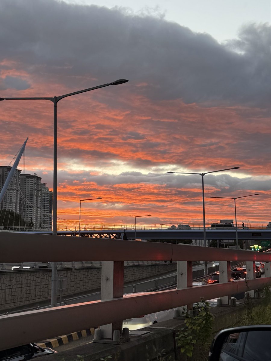 출근길에 하늘 예쁘다며 보내는 어떤 남성...🫶🏻
  
#김재원