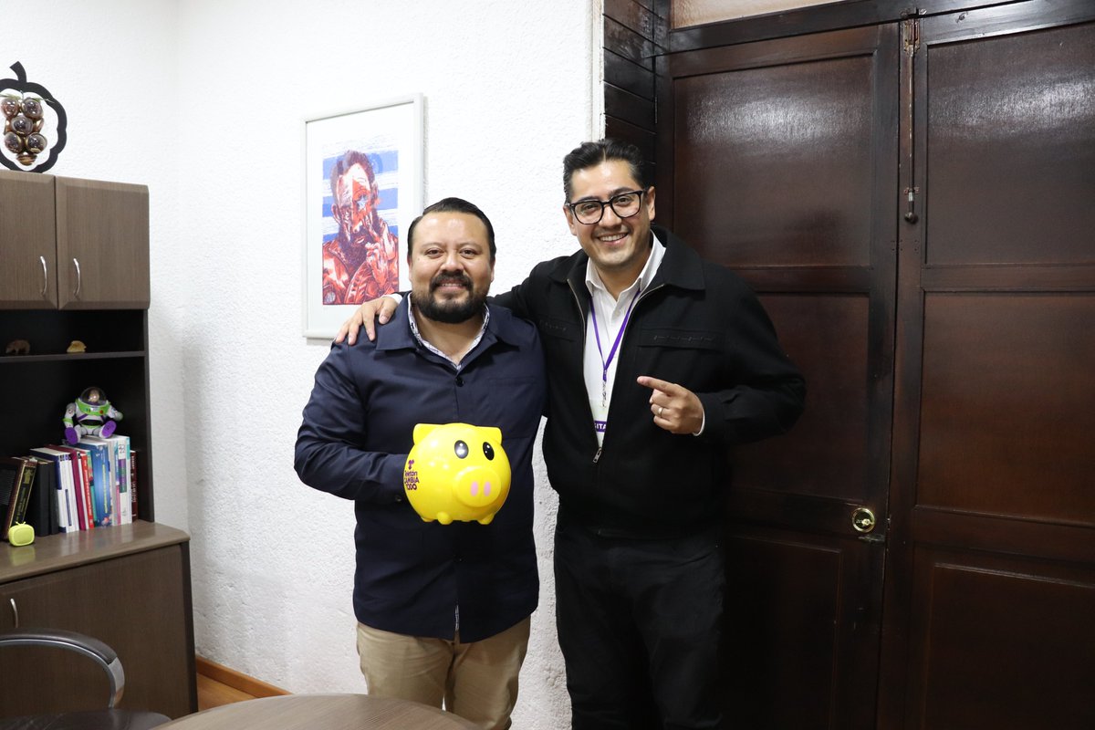 💛Este día, el Comisionado Pdte. <a href="/Josuesolanas/">Josué Solana Salmorán :.</a> hizo entrega del cochinito solidario al Coordinador de Alianzas Estratégicas del Teletón, Raúl Cabrera Guzmán,  agradeciendo el apoyo de todo el personal del OGAIPO y reafirmando el compromiso con esta noble causa.
#Teletón2025