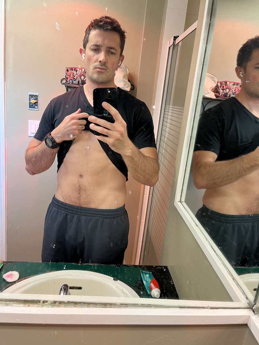 BathroomBangor's tweet photo. Only 3 sets of push-ups today #workout #workoutmotivation #fitness #FitnessMotivation #fitnessisfun https://t.co/phHn27mVrW