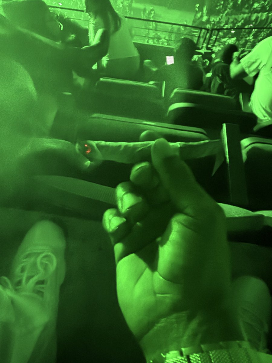 KbgJay1990's tweet photo. I rolled a half in one leaf For The MASA Tour 🤣🤣🤣 shit burned for 2 hours 💚💚 #MASA #TOP #Shotta https://t.co/mFLbJbb6do