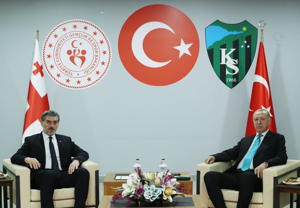 T.C. İletişim Başkanlığı (@iletisim) on Twitter photo Cumhurbaşkanımız Sayın Recep Tayyip Erdoğan, Türkiye A Millî Futbol Takımı ile Gürcistan Millî Futbol takımları arasındaki 2026 Dünya Kupası Avrupa Elemeleri E Grubu karşılaşması vesilesiyle bulunduğu Kocaeli Stadı’nda, Gürcistan Cumhurbaşkanı Mikheil Kavelaşvili ile bir araya Cumhurbaşkanımız Sayın Recep Tayyip Erdoğan, Türkiye A Millî Futbol Takımı ile Gürcistan Millî Futbol takımları arasındaki 2026 Dünya Kupası Avrupa Elemeleri E Grubu karşılaşması vesilesiyle bulunduğu Kocaeli Stadı’nda, Gürcistan Cumhurbaşkanı Mikheil Kavelaşvili ile bir araya