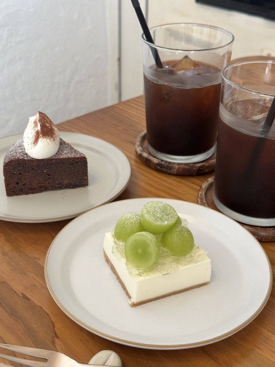 hotel_iori's tweet photo. 福岡県小郡市横隈1567 にあるBLUE MOON CAFEさん☕️
イギリスの古い町並みをイメージしたアーリントンアンティークビレッジにあるお店。
シャインマスカットは、果肉自体がとても美味しく、酸味のあるゼリーに濃厚なレアチーズが絶妙‼️
#ブルームーンカフェ
#bluemooncafe
#福岡グルメ
#小郡市 https://t.co/Ndhj6MQHen