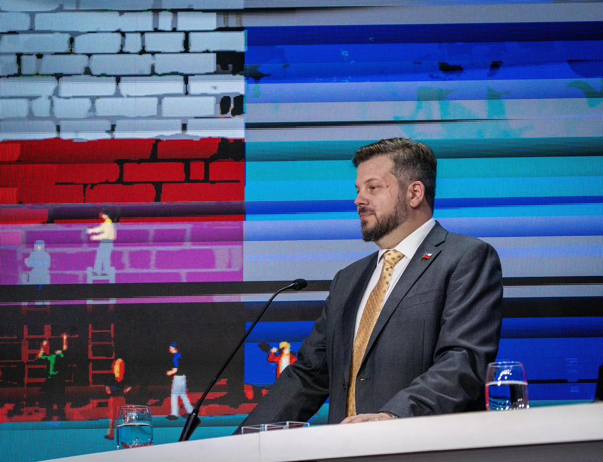 Partido_NL's tweet photo. 🇨🇱 Nuestro candidato en #ENADE2025, fue claro y directo: Chile no necesita el lema “Verba et Facta”, porque lo que realmente necesitamos hoy es “Facta, non Verba”.

👉 Hechos, no palabras. Es momento de actuar, de tomar decisiones firmes y de devolverle a Chile la fuerza. https://t.co/U5dw9yNwzo