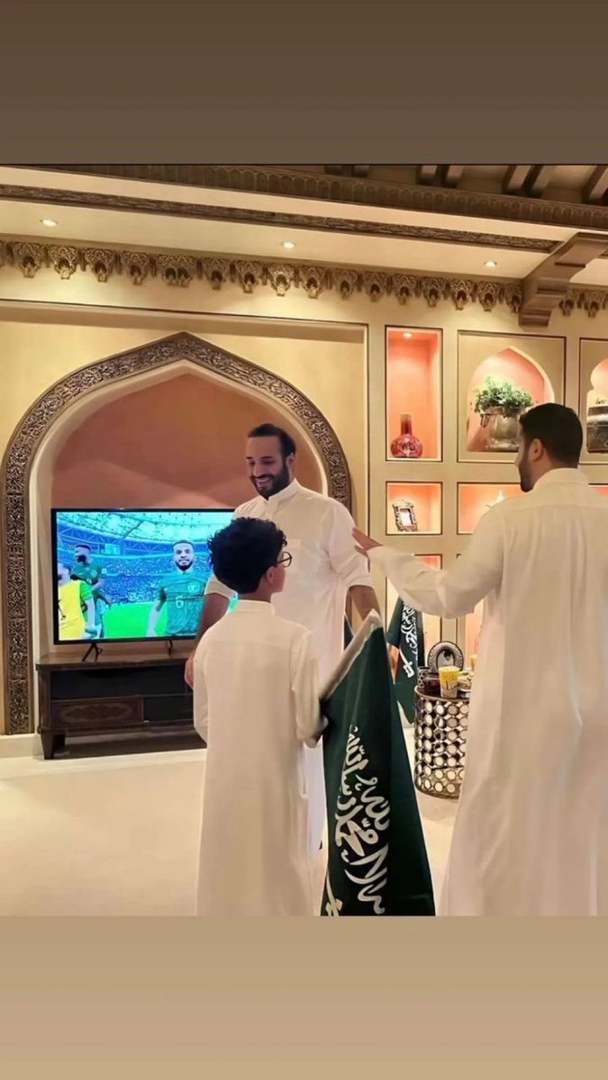 iNasserF_2's tweet photo. هاكذا يشارك سيدي ولي العهد حفظه الله فرحت الشعب السعودي بالتأهل لكأس العالم وهذا دليل على تلاحم القائد بشعبه https://t.co/2Oswe7TGkV