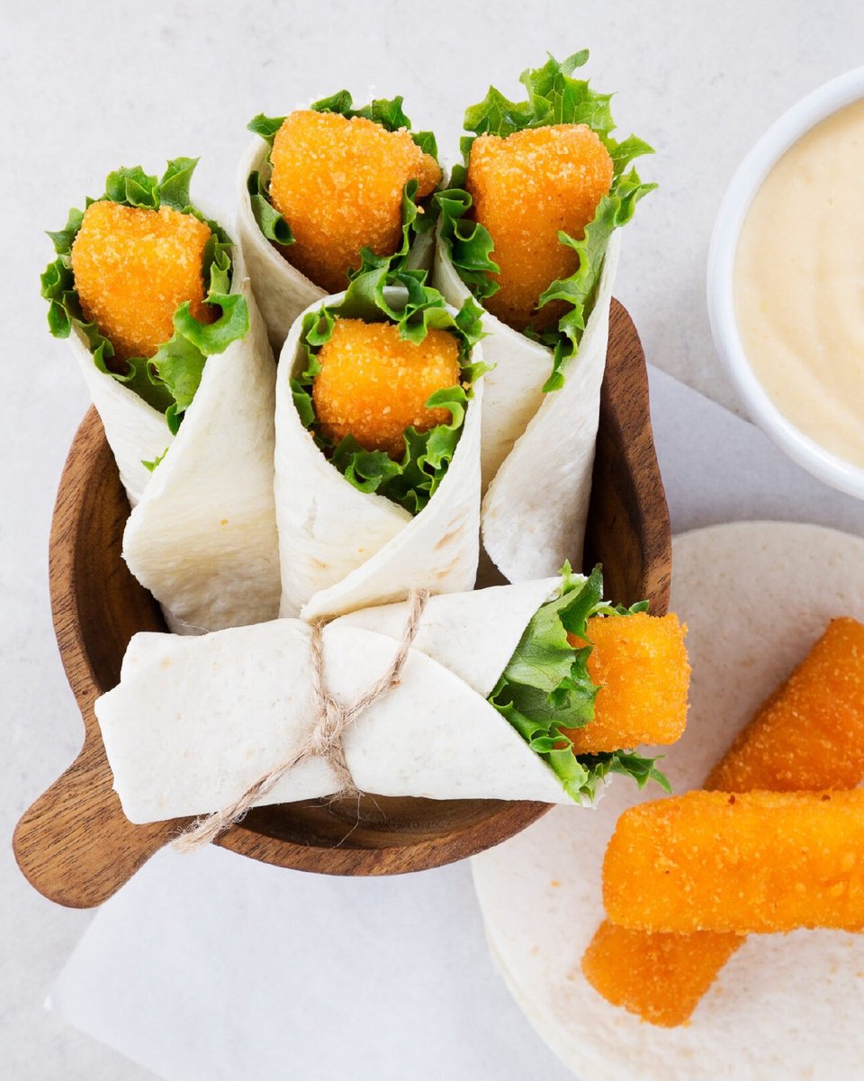 ¿Quién se apunta a este wrap de varitas de merluza con lechuga 😍? 

❤️ Si te encanta. 
🔃 Si ya las preparas.