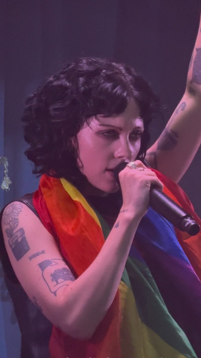 pale_wavesbr's tweet image. [14.10] Heather no show de hoje com a bandeira LGBTQ+  🏳️‍🌈

📍Stoke-on-Trent 
📸keav.r

#palewavesbrasil #altband