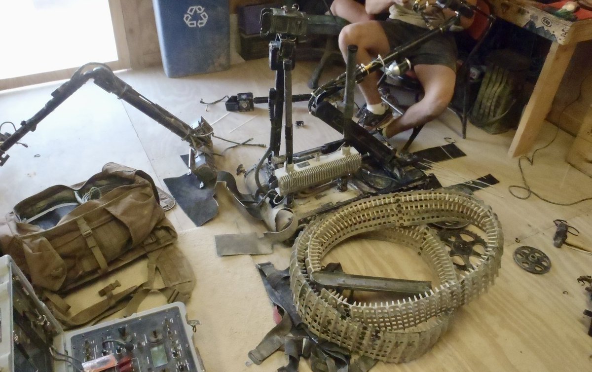 EODHappyCaptain's tweet image. I was debating whether or not to tell this story, but it feels like it’s worth telling.
Yesterday, at AUSA, the @SecArmy gave a powerful speech where he talked about a Soldier’s “right to repair.” Essentially, Soldiers should be able to repair their own equipment without having…