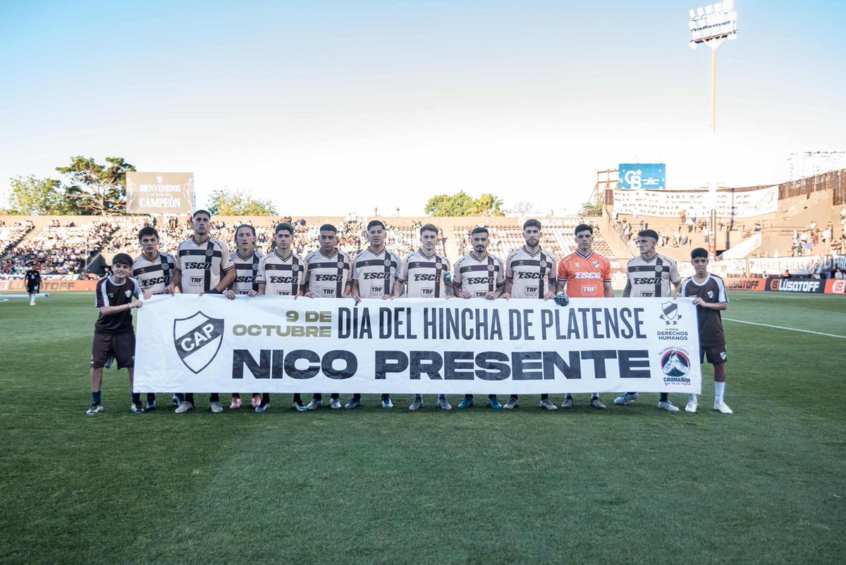 Cada 9 de octubre celebramos la pasión que nos une: ser hinchas de Platense.

Este día es un homenaje a Nicolás Landoni, hincha incondicional que dejó su huella en la familia calamar y que con su amor eterno inspiró esta fecha tan especial.

#NicoPresente #PlatenseEsFamilia
