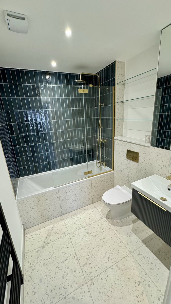 LmestatesLondon's tweet photo. NEW MODERN 2 BED APARTMENT
Station road,
Gerrards cross SL9 8EL
Private parking,Lifts,
prime location
Rent £1950 pcm 
includes all bills
2 Bedrooms 1(fitted wardrobe)
Open plan reception room 
Fitted new kitchen 
New bathroom with shower 
New wood flooring and carpets https://t.co/74klKeZgmg