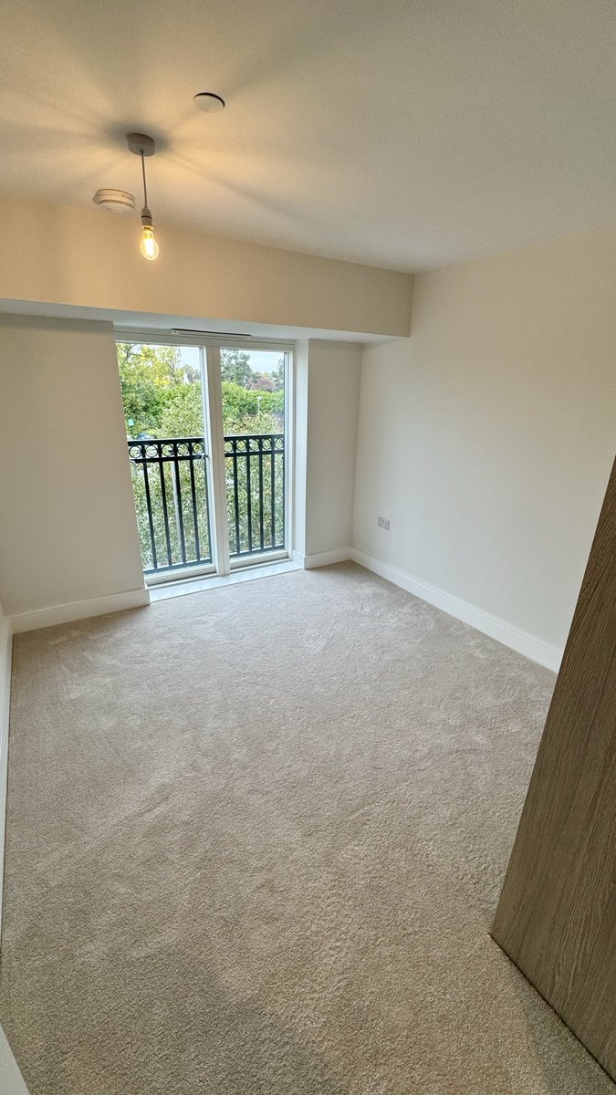 LmestatesLondon's tweet photo. NEW MODERN 2 BED APARTMENT
Station road,
Gerrards cross SL9 8EL
Private parking,Lifts,
prime location
Rent £1950 pcm 
includes all bills
2 Bedrooms 1(fitted wardrobe)
Open plan reception room 
Fitted new kitchen 
New bathroom with shower 
New wood flooring and carpets https://t.co/74klKeZgmg