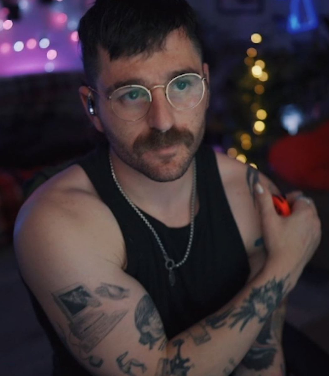 twitch_himbos's tweet image. SEVERELY gay for Julien
