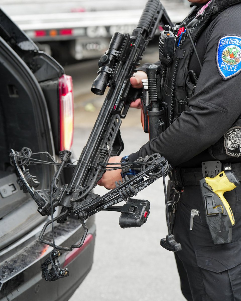 SanBernardinoPD's tweet photo. …A CROSSBOW!!!!

@SBPD_CHIEF 

#SBPD #NotInOurCity #SanBernardino #JoinSBPD https://t.co/o4DJlJUCrG