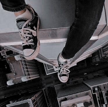 Забрался на крышу чтобы посмотреть на город, но в результате высматриваю места где ещё не бегал. Вряд-ли такие есть конечно...