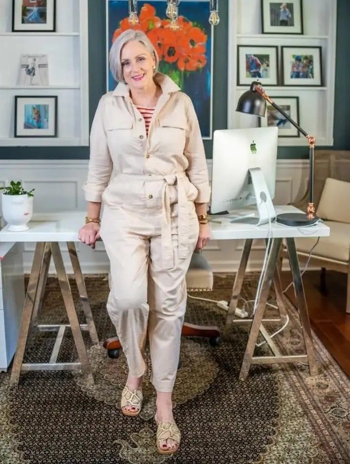 #جارتي#العجوز قالت لي: 
النافذة التي لا تطل على جار جميل مثلك  يجب أن تُغلق ويُعرض المنزل للبيع ..!!