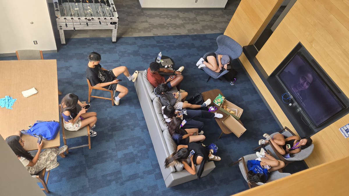 Choosing between studying 📚 or scrolling TikTok 📱? That’s opportunity cost in action. Check out our lessons to see how economics explains your everyday choices. fte.org
#EconEdMonth