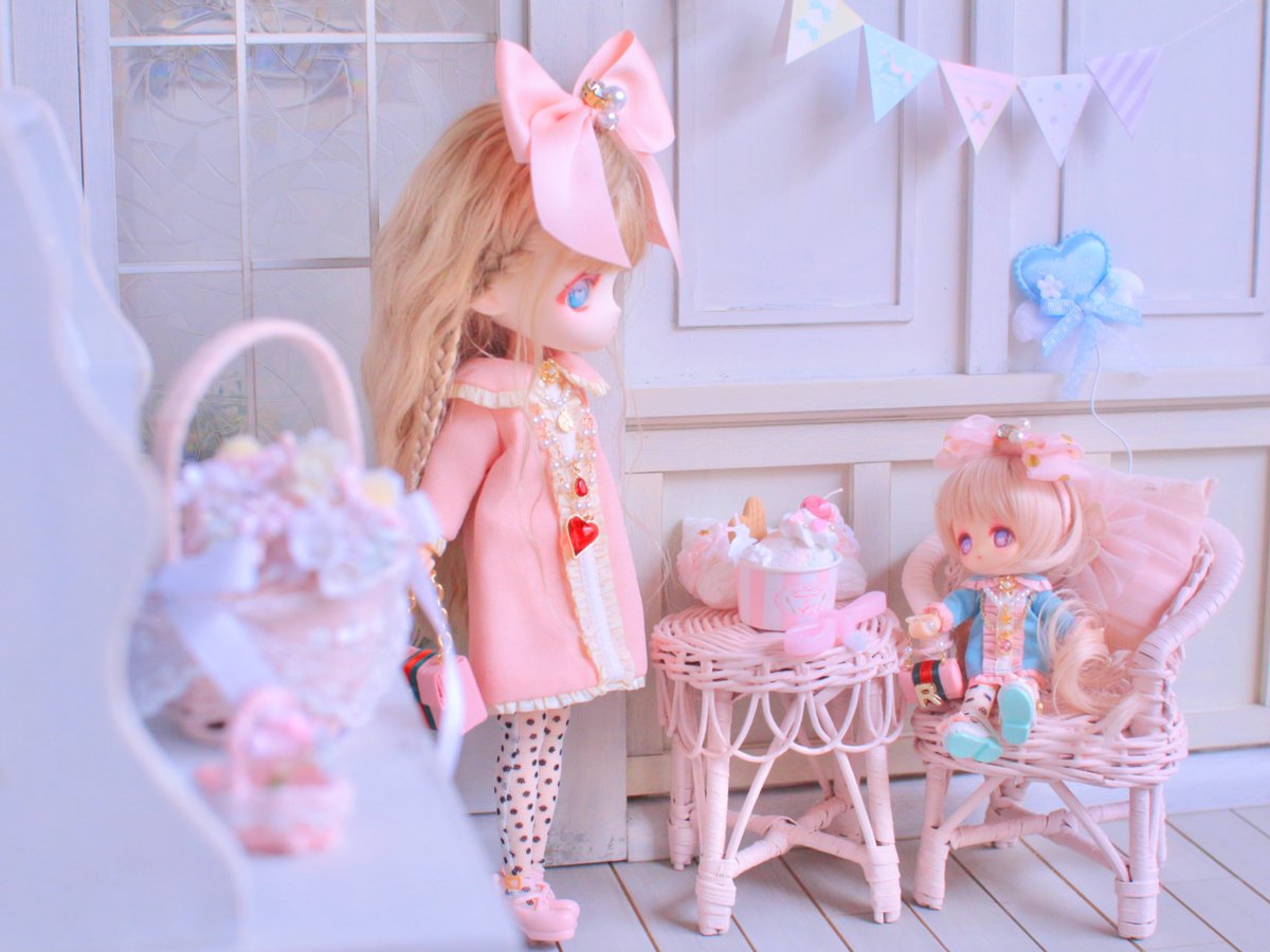 ＼ お出かけしようか ／
アメリルちゃんとエメリアちゃんが、お揃いのお洋服で待ち合わせする朝。
甘いわくわくをお裾分け。今日も柔らかな一日になりますように。

#おはドル #Tinyfox #obヘッド #といしゅが