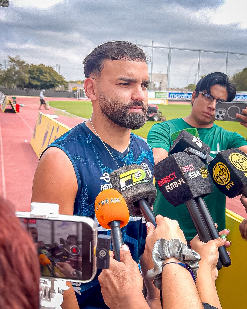 GuayaquilCityFC's tweet photo. Manuel Palma 🇵🇾: “Nuestro trabajo se ve reflejado en el equipo, cuerpo técnico, la directiva. Ha sido un trabajo enorme de todos. Somos una gran familia”

“Estamos felices por el ascenso pero ahora tenemos el objetivo de salir campeón”. https://t.co/4djNSfXvEw