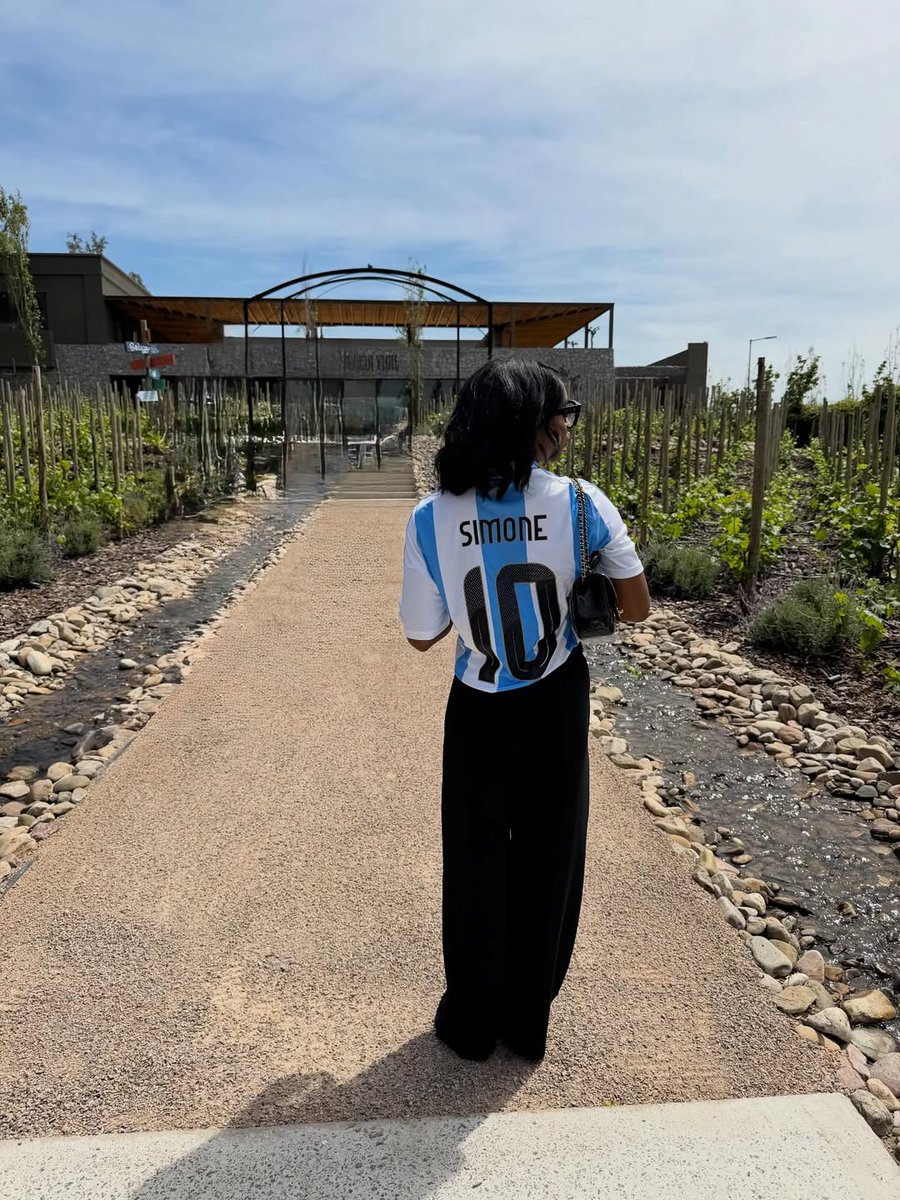 "Regreso a casa con el corazón contento. Gracias, Argentina, por una cálida bienvenida. Me sentí como en familia. Gracias por compartir los malbecs, las empanadas, los mates y el dulce de leche".

✍️ Simone Biles.