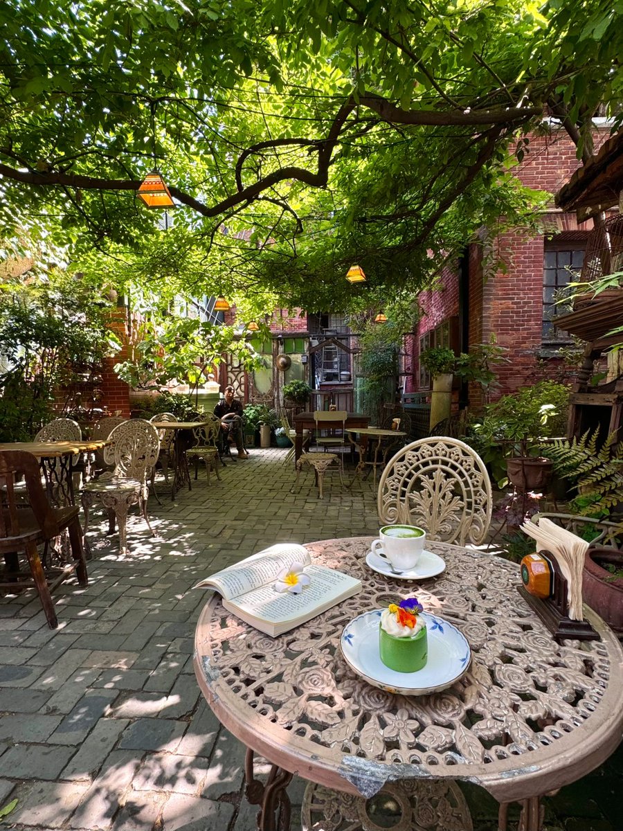 jayrdark's tweet image. A hidden garden café...! Where nature, a good book, and a delicious treat come together in perfect harmony