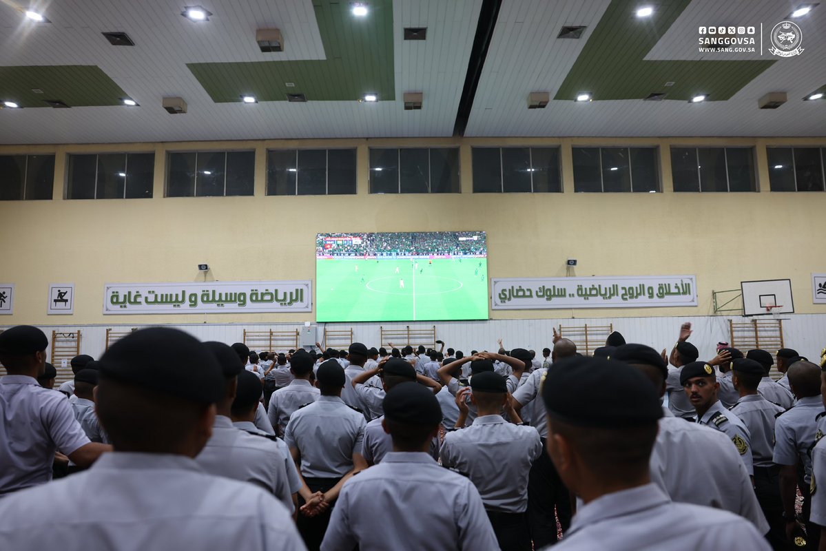 جانب من فرحة طلبة كلية الملك خالد العسكرية بمناسبة تأهل المنتخب السعودي إلى 
نهائيات #كأس_العالم_2026.

#وزارة_الحرس_الوطني