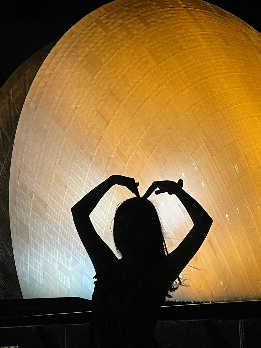 Caught between darkness and light 🌃