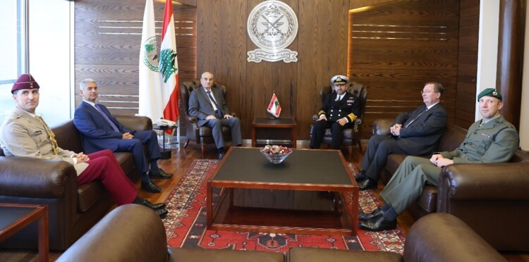 تعزيز التعاون الدفاعي بين #بيروت ولندن 🇱🇧🤝🇬🇧
وزير الدفاع الوطني ميشال منسى يستقبل في مكتبه باليرزة المستشار الأول لدى وزارة الدفاع البريطانية لشؤون الشرق الأوسط الأدميرال إدوارد الغرين والسفير البريطاني هاميش كاول لبحث سبل تطوير التعاون العسكري وتبادل الخبرات بين البلدين