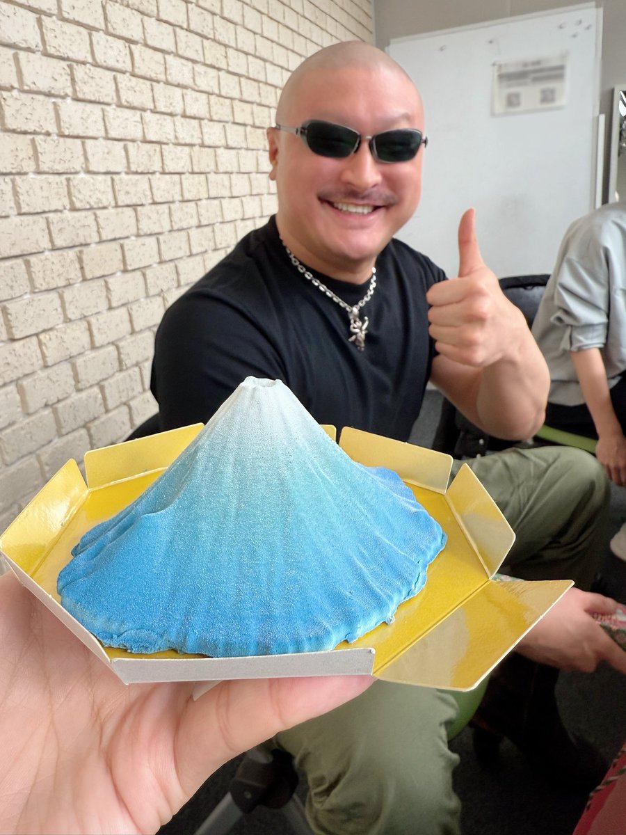 ok_nobuhiko's tweet image. おはよーー!
とても綺麗で雅な富士山チョコレートをいただきました🥳
味ももちろん美味しいけど見た目がユニークだし綺麗ー!
お互い健康に気を付け(?)頑張りましょーー!